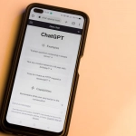 Мобильные приложения на экране смартфона с иконками различных программ
